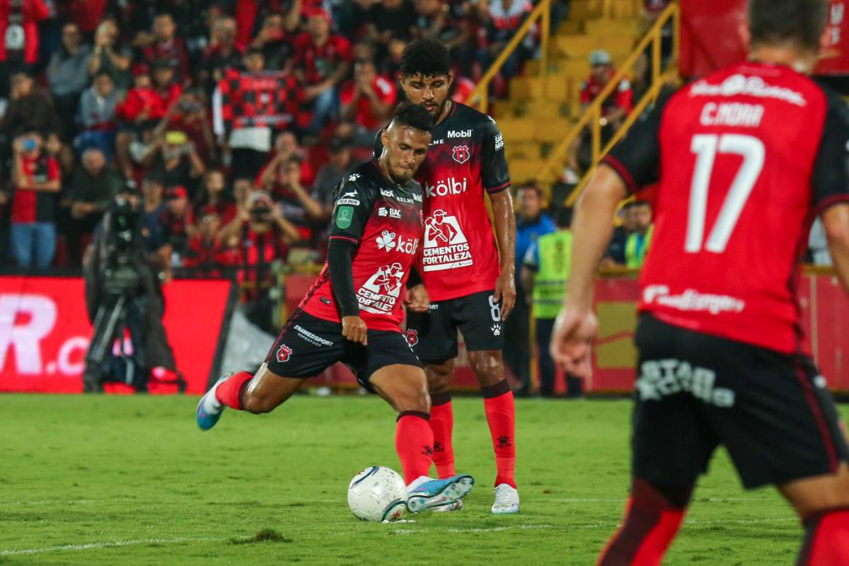 Alex López marca golazo de tiro libre en goleada del Alajuelense