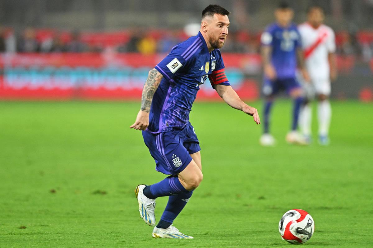 Leo Messi regresó a jugar de titular con Argentina y marcó un doblete ante Perú.