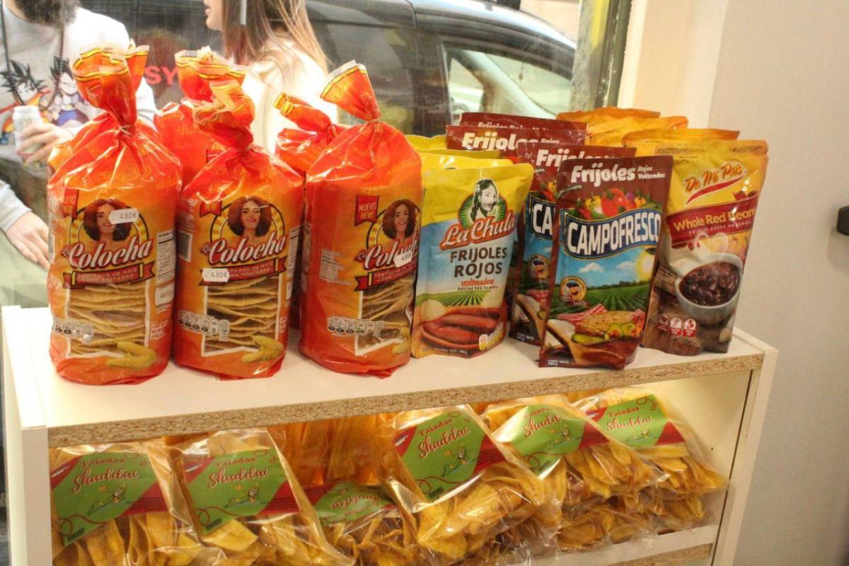 Hondureño abre sucursal de su negocio de envíos en Madrid