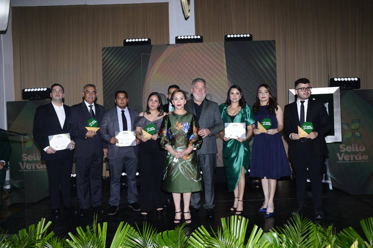 Otro grupo de representantes de empresas y organizaciones reconocidas por su compromiso con el ambiente.