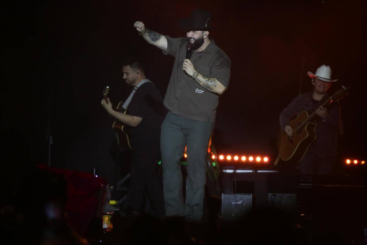 Carín León ofreció una serenata inolvidable en Tegucigalpa