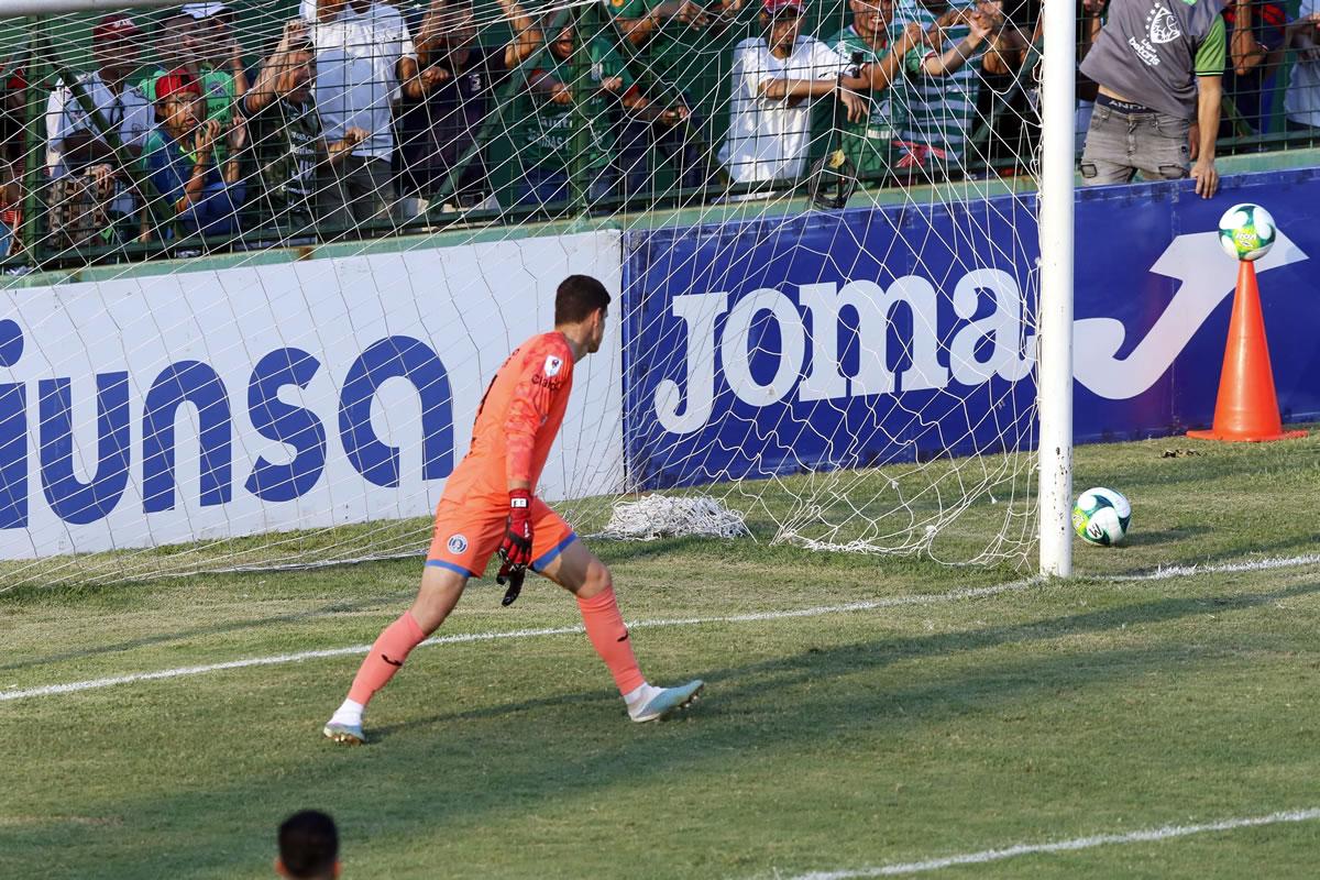 Jonathan Rougier solo observó como el balón entró a su portería y salió por un costado.