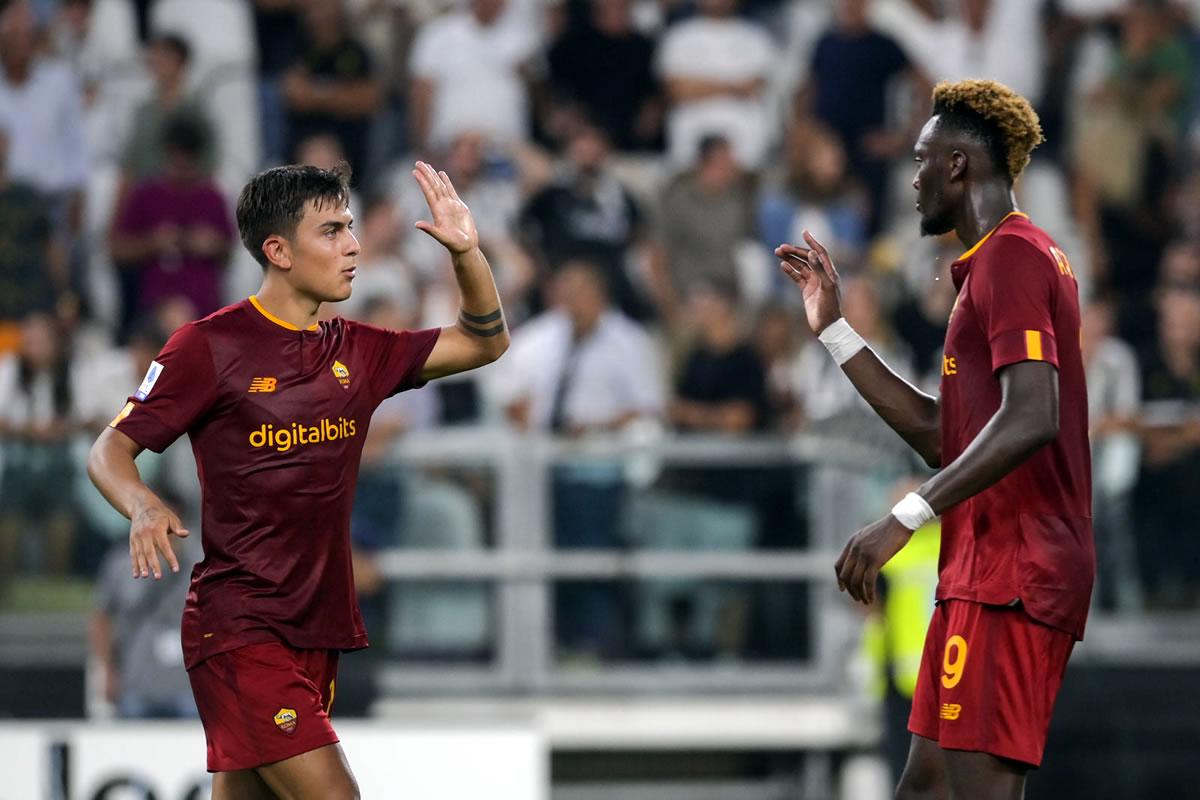Paulo Dybala y Tammy Abraham festejan el gol del empate de la Roma.