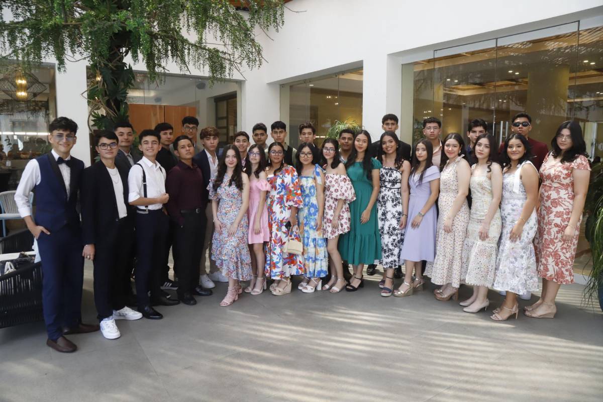 Seniors de la Future Path celebran previo a su graduación