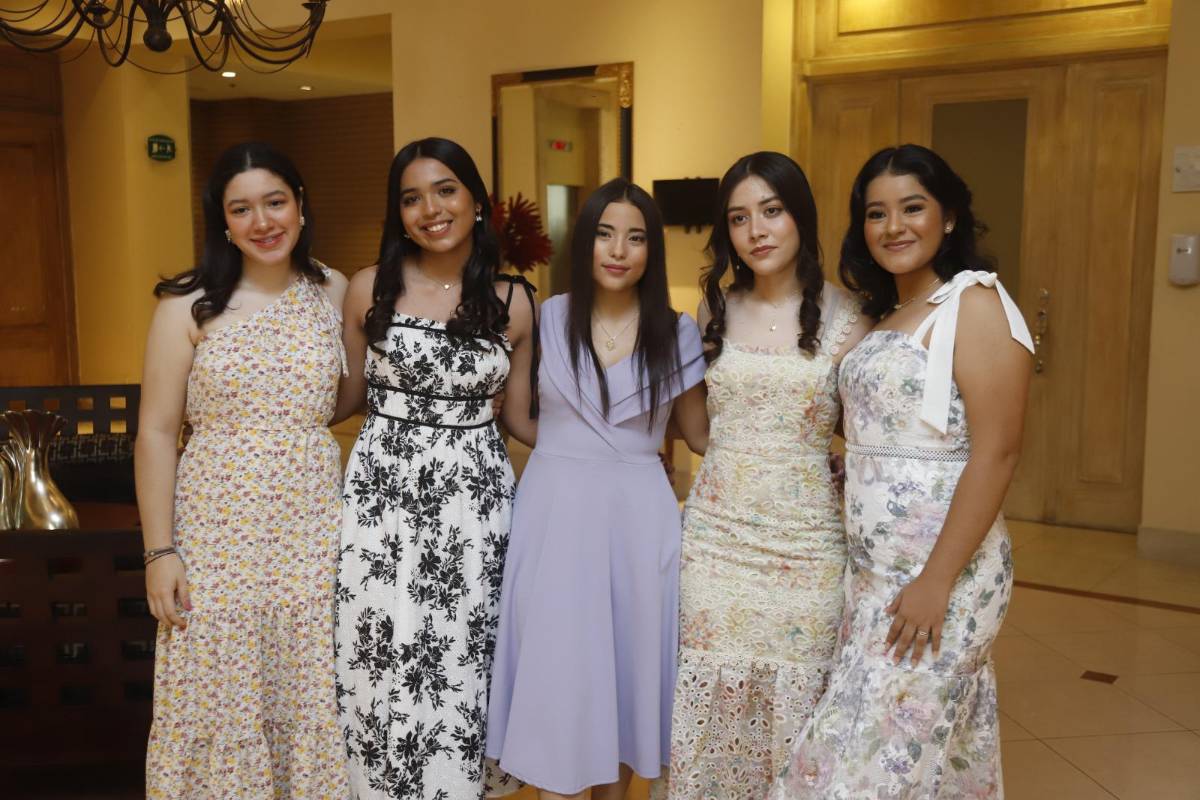 Seniors de la Future Path celebran previo a su graduación