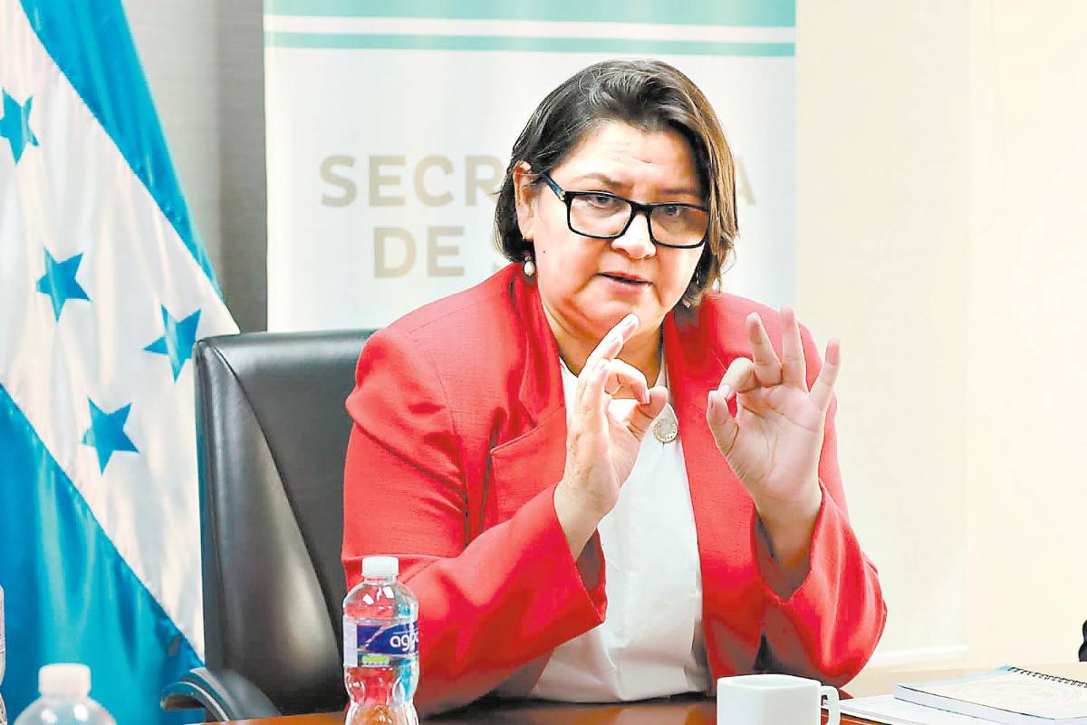 Carla Paredes no despedirá a parientes en Salud