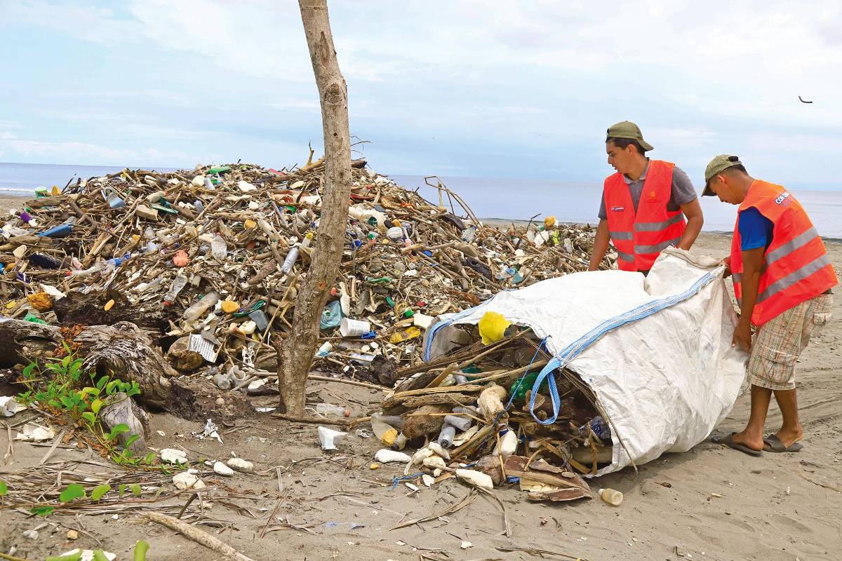 Chapines dejan plantados a hondureños para abordar problemática de basura