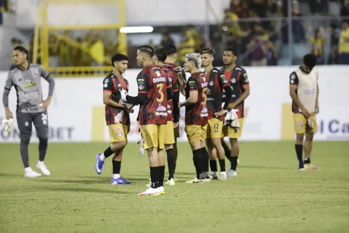 Futbolista sorprende a su bella novia, beso, fiesta del Real España y susto
