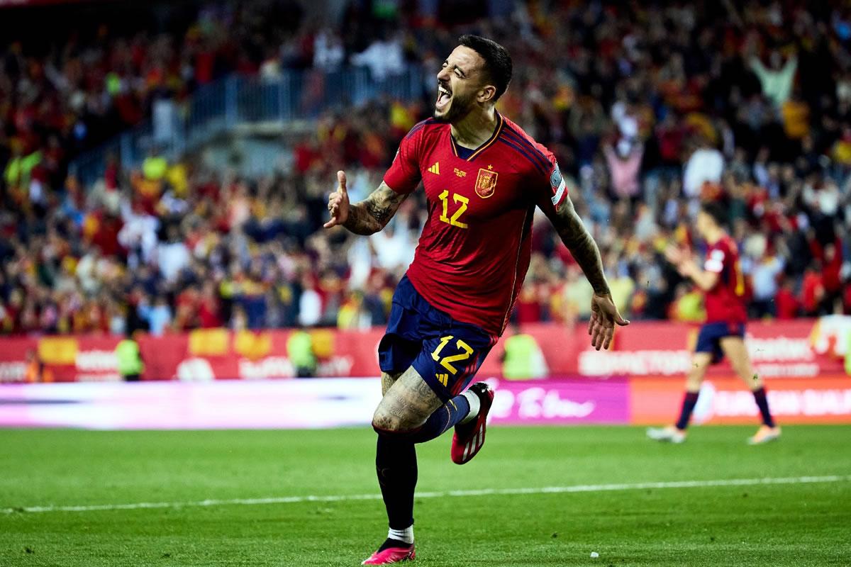Joselu se estrenó a lo grande con un doblete para la victoria de España.