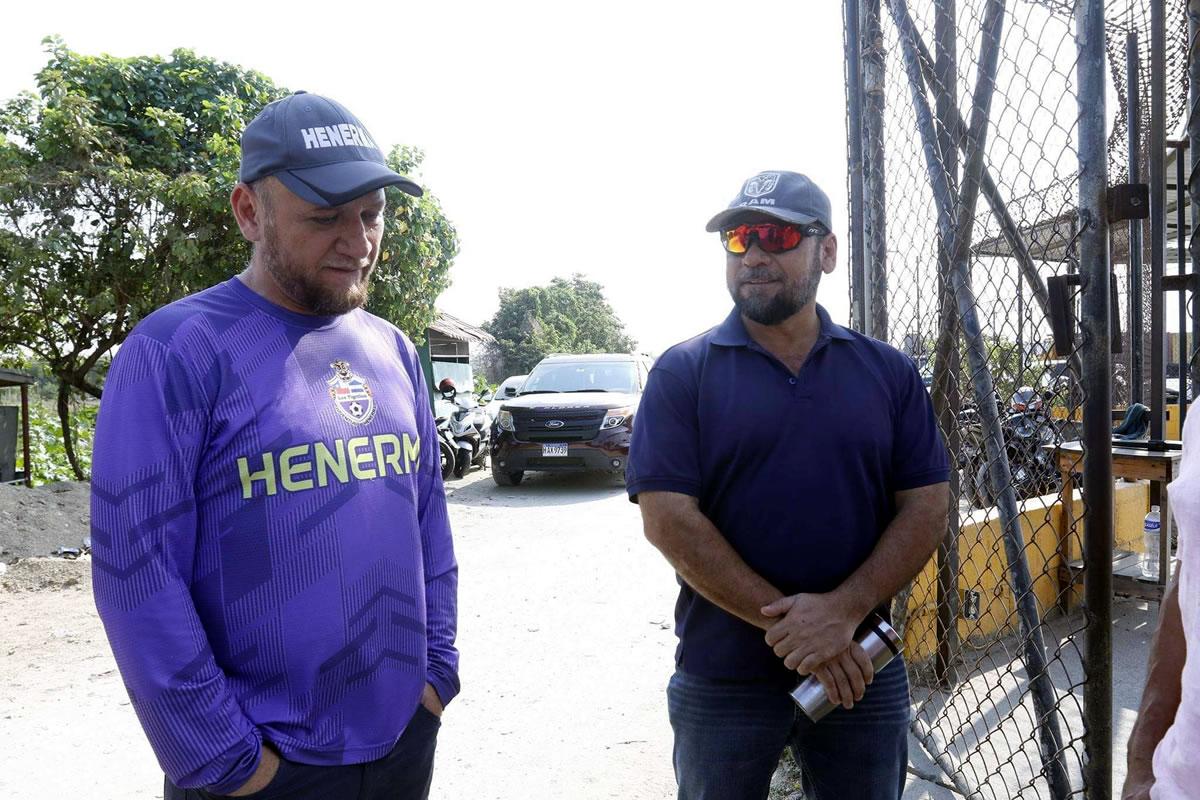 Dos de los hijos del entrenador chileno que dejó su huella en el fútbol hondureño.