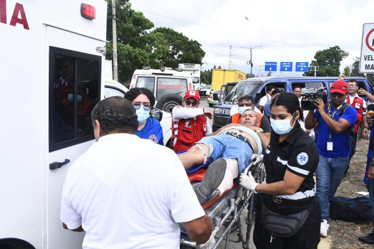 Personal de la Cruz Roja y el 911 atendieron y trasladaron a los heridos rápidamente.