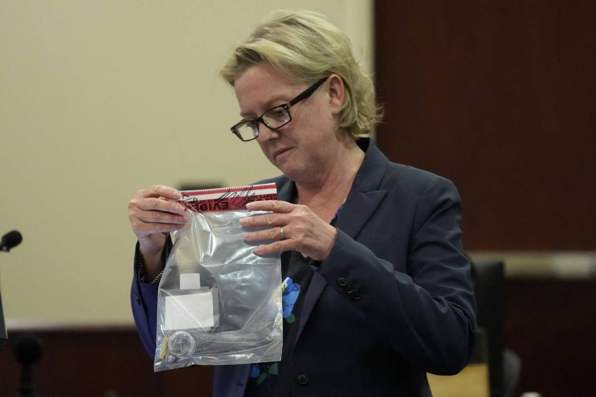 La fiscal especial Kari Morrissey sostiene una bolsa de pruebas con una bala durante la audiencia del actor Alec Baldwin en el Tribunal de Distrito del Condado de Santa Fe.