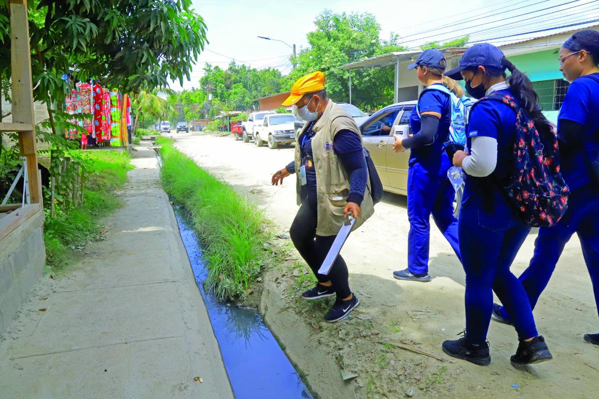 <b>La falta de alcantarillado y saneamiento complican la situación en el sector.</b>