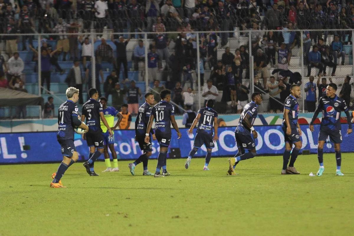 Carlos Argueta puso a celebrar a los motagüenses con su golazo que significó el empate 1-1.