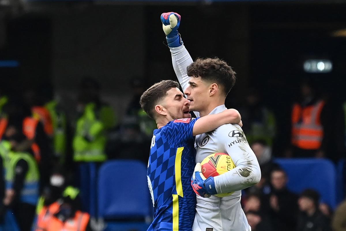 Jorginho abraza a Kepa luego de que el portero detuviera un penal.