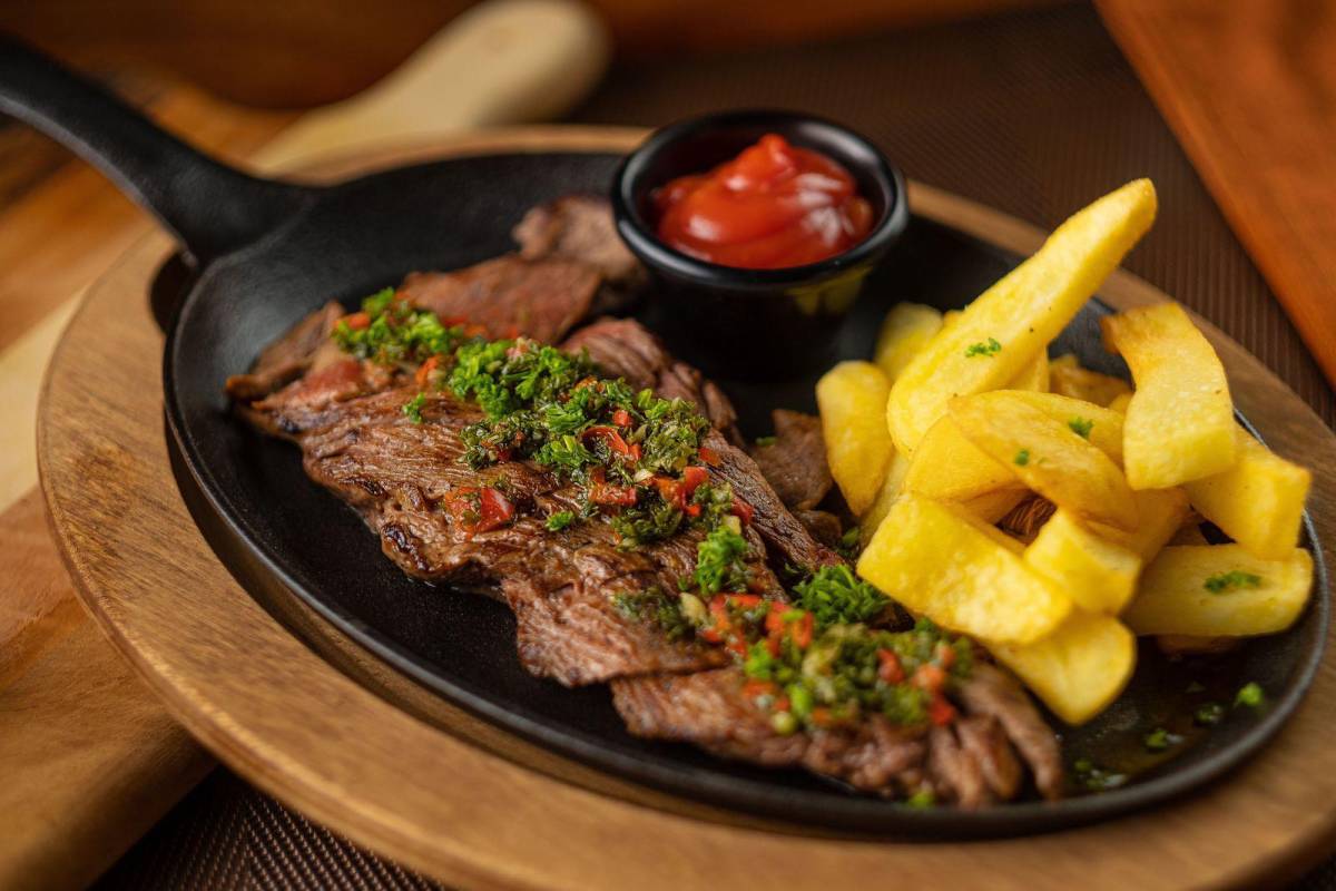 La variedad de cortes de carne puede ir acompañada de una buena copa de vino.