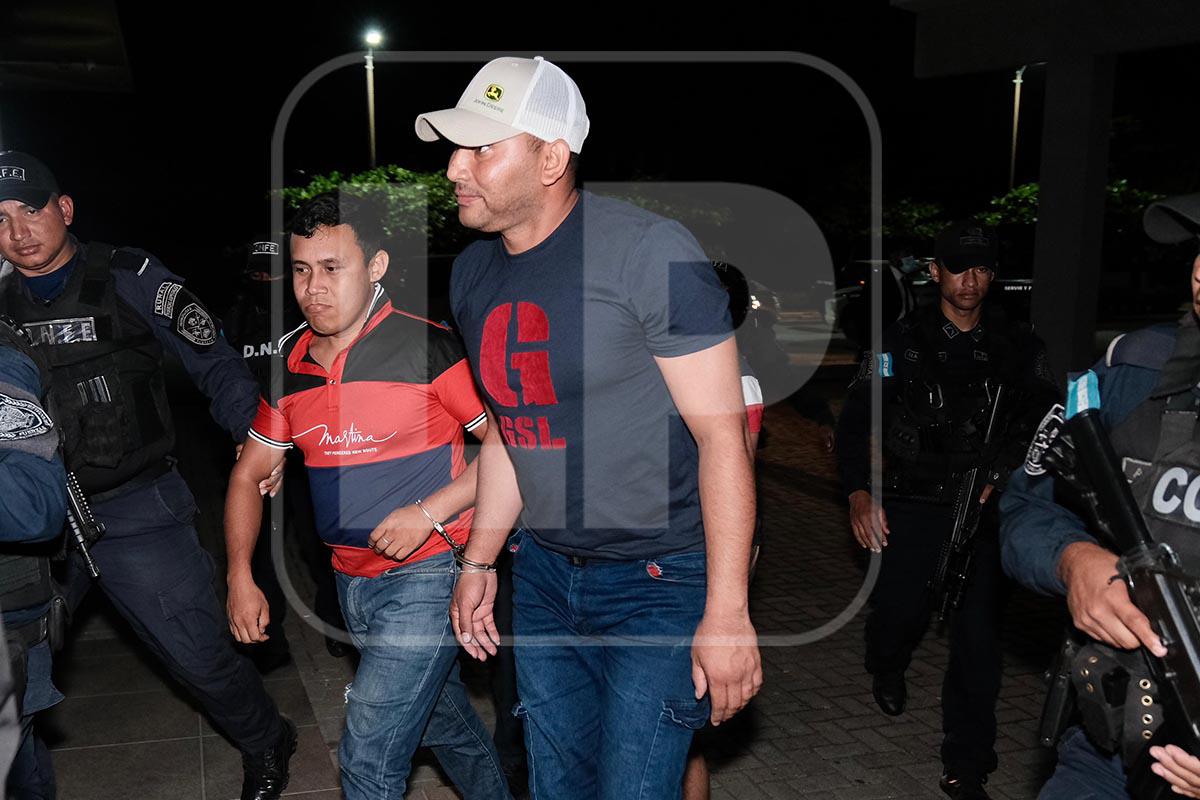 Dos de los agentes de la DPI cuando eran llevados a los juzgados en San Pedro Sula.