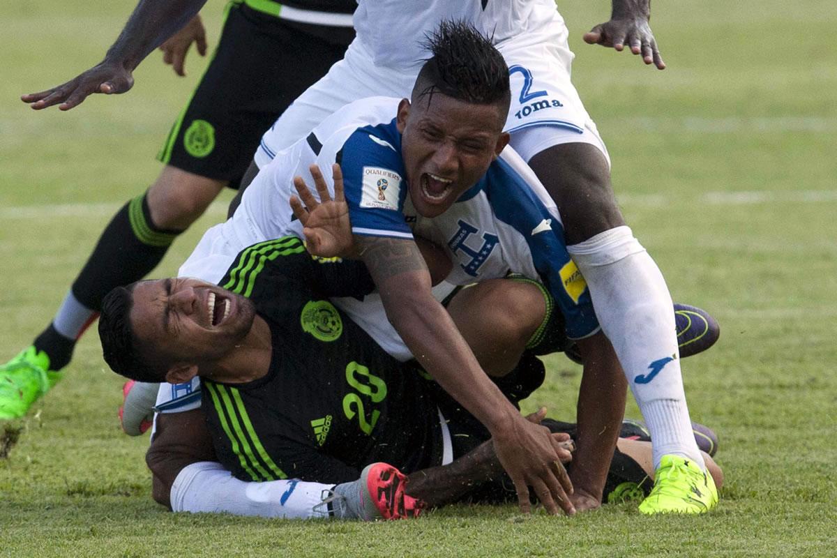 La espeluznante imagen que nos dejó la dura lesión de Luis Garrido en una jugada con el mexicano Javier Aquino.