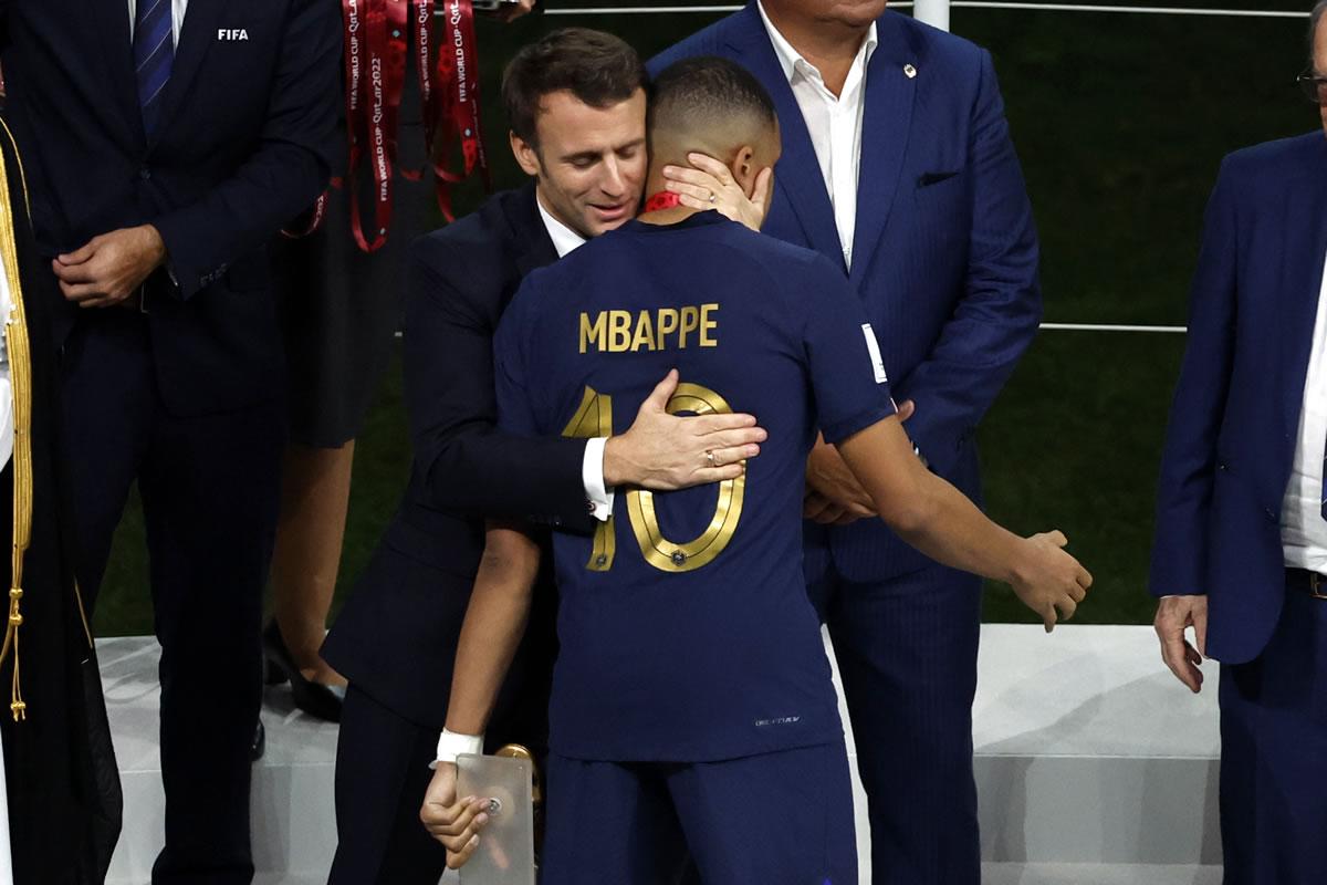 Kylian Mbappé saluda al presidente de Francia, Emmanuel Macronen.