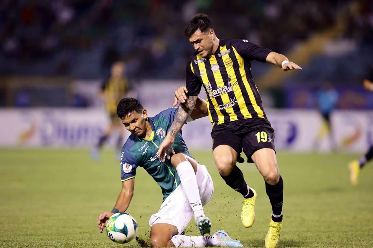 Luis Vega le gana el balón a Ramiro Rocca en un lance del partido.