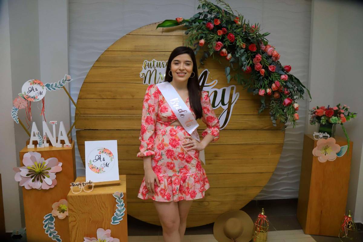 Agasajan a Ana Mendoza por fin de su soltería