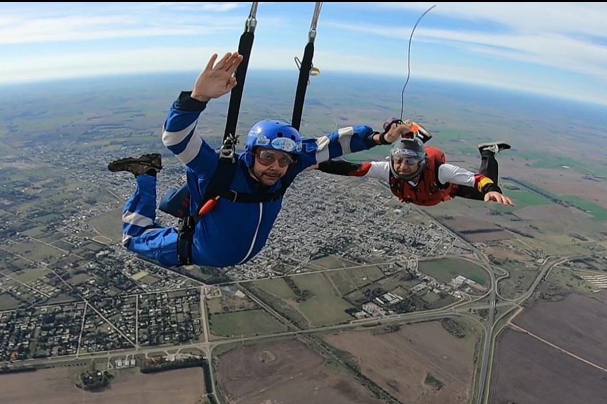 Muere tras saltar de avioneta y no activar el paracaídas