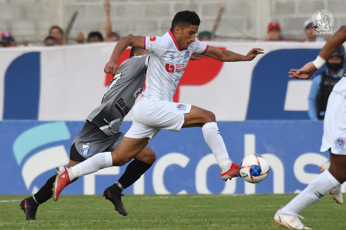 José Mario Pinto conduciendo el balón durante el partido ante Honduras Progreso.