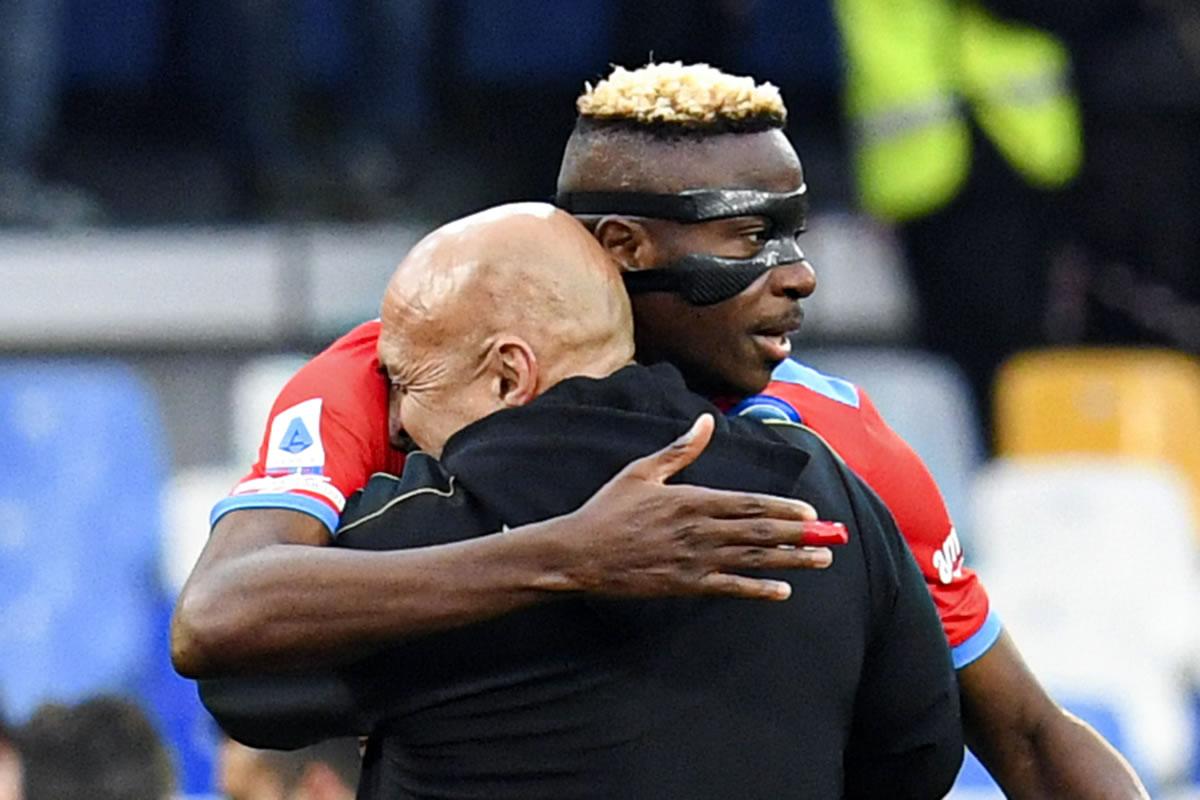 Osimhen celebró uno de sus goles con el entrenador Luciano Spalletti.