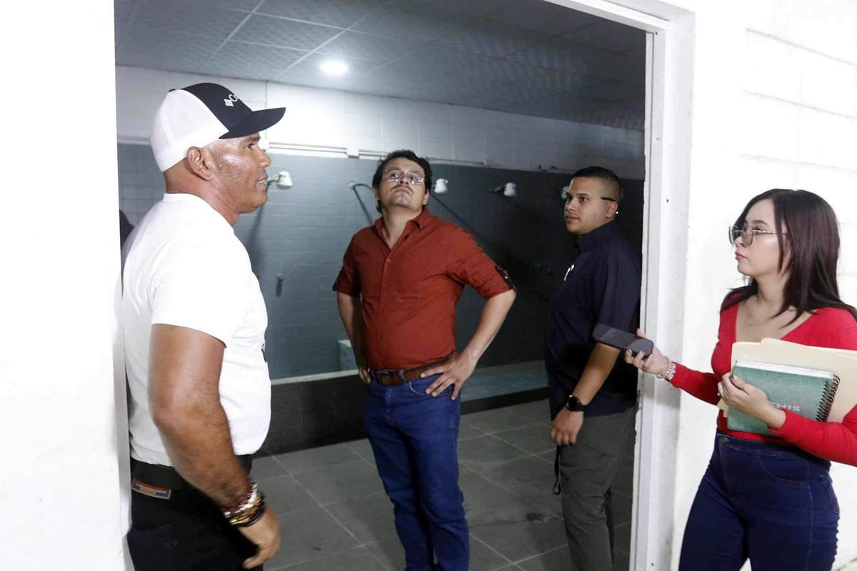 Mario Moncada también inspeccionó los cemerinos del coloso sampedrano.