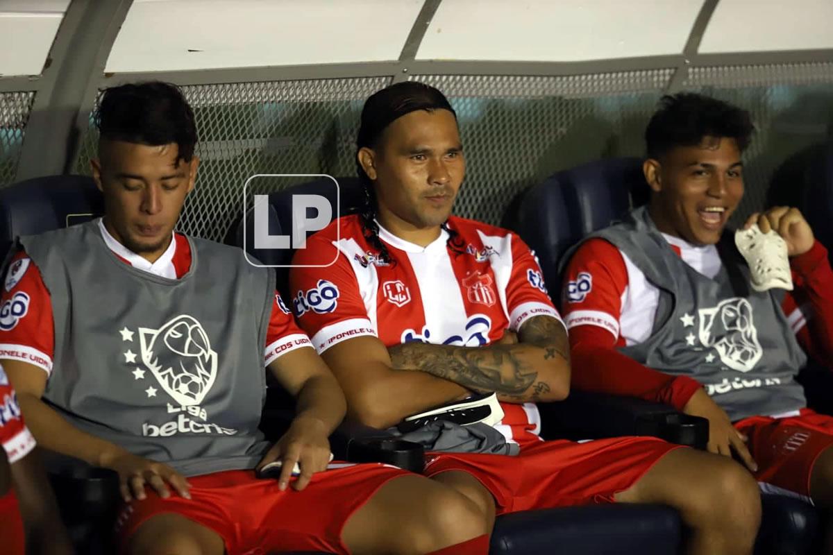 Carlos ‘Gullit‘ Peña estuvo en el banco de suplentes en el juego ante Olimpia en el Nacional Chelato Uclés.