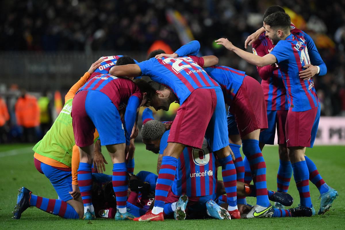 Los jugadores del Barcelona se fueron encima de Pedri tras su golazo.