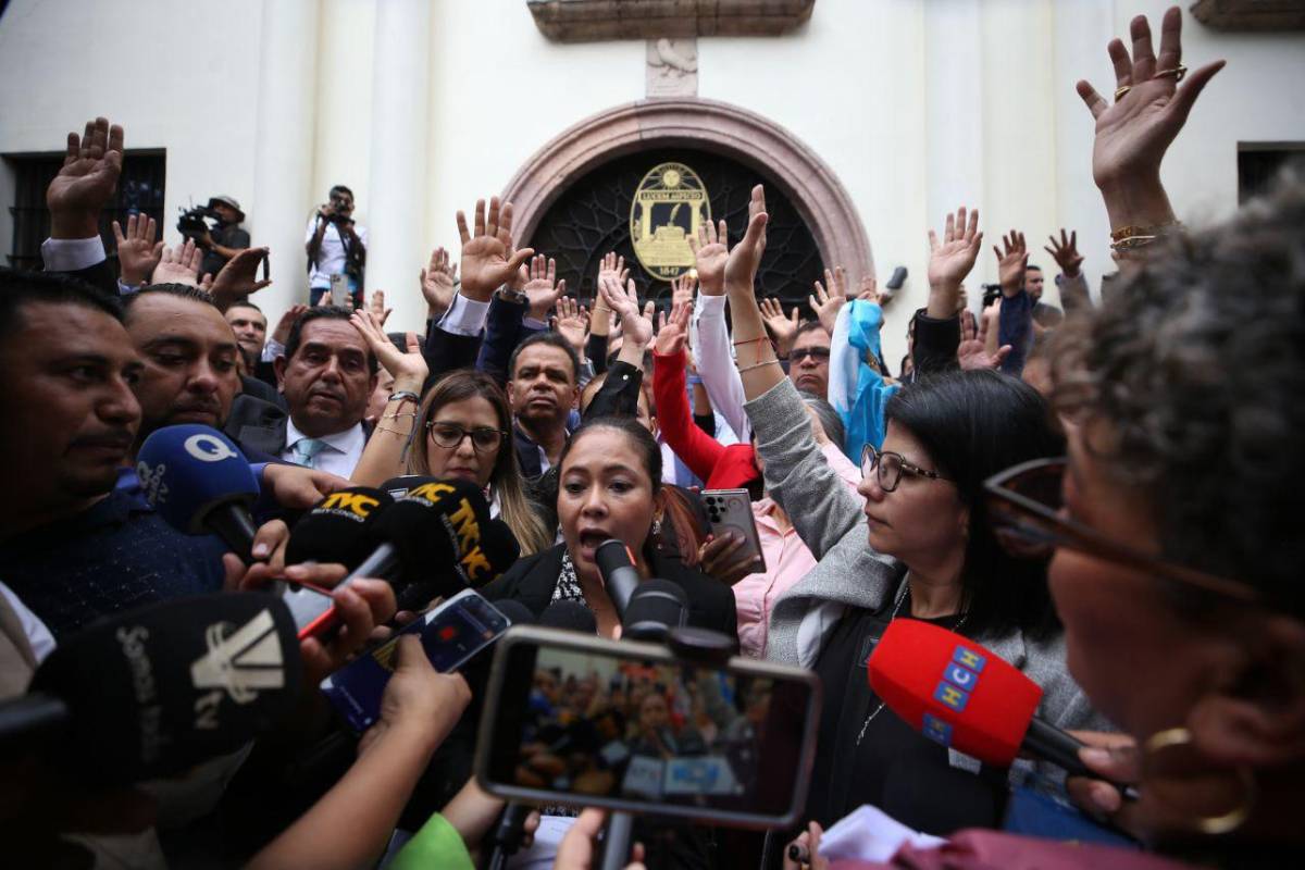 Diputados opositores sesionan en los bajos del Congreso Nacional