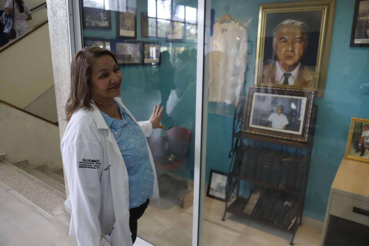 La galeno recuerda que hace unos 12 años atendió a la esposa del extinto médico Mario Catarino Rivas, la cual lamentablemente falleció en el hospital.