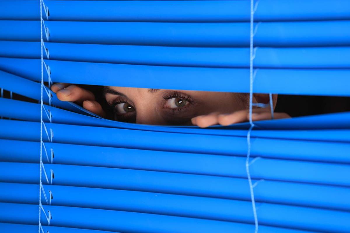 Ya no soporta a su vecina “encueratriz”