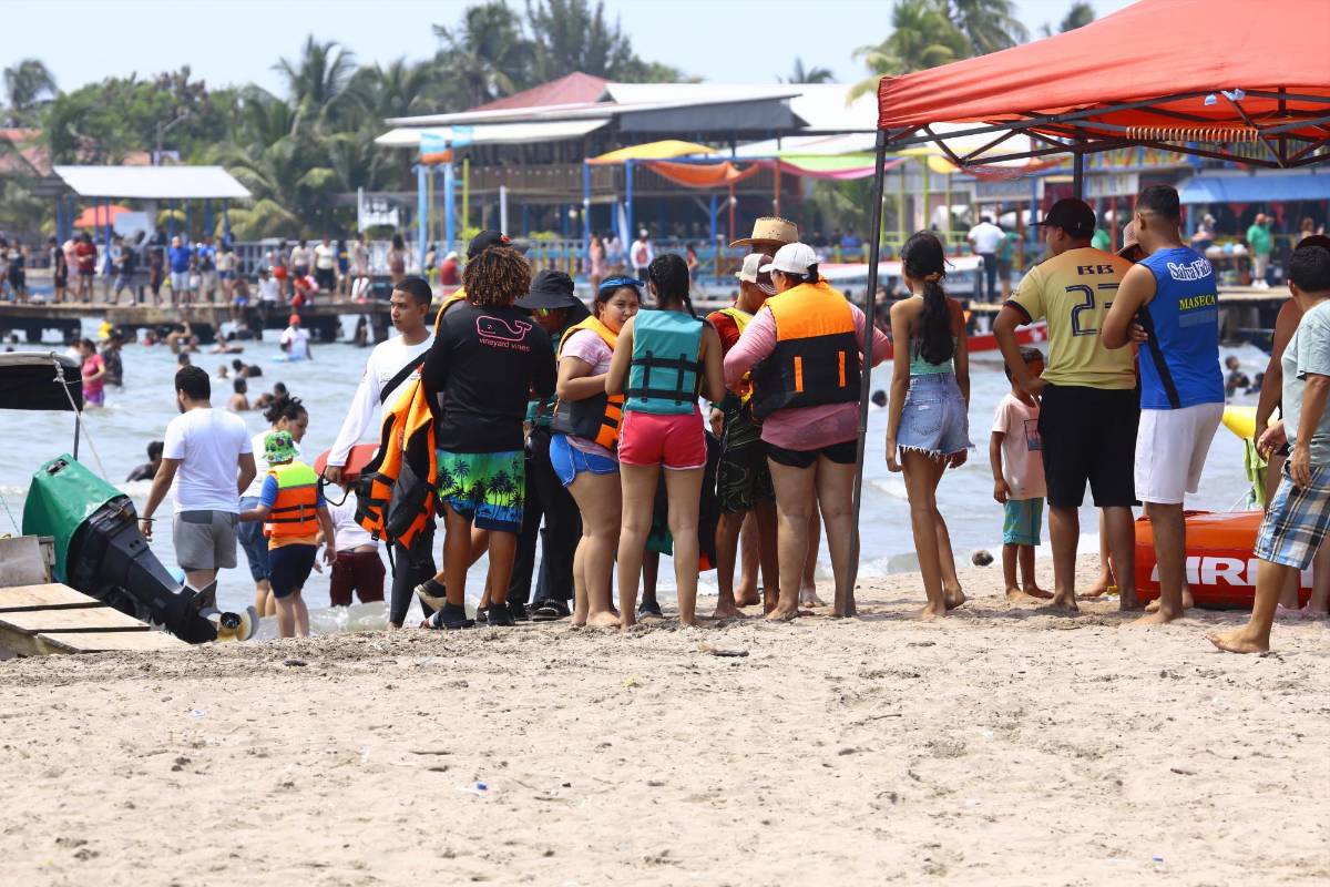 Puerto Cortés y Omoa reciben varios miles de veraneantes