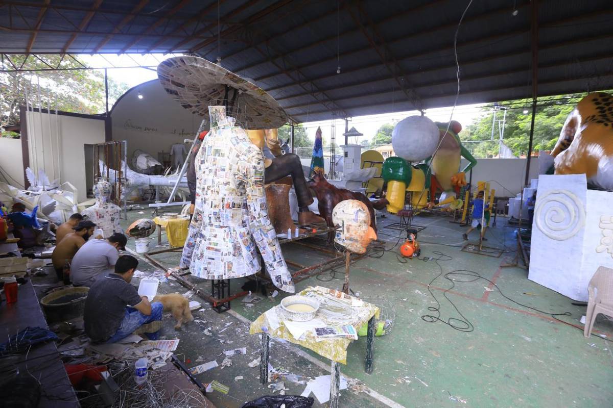 Los artesanos están trabajando sin descanso para terminar a tiempo y que las familias puedan contemplar las chimeneas, que representan la flora y fauna, los juegos tradicionales y la cultura garífuna, lenca y pueblos mágicos.