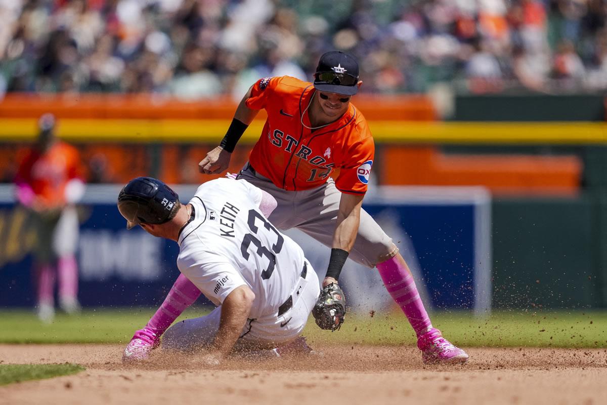 Colt Keith de los Tigres de Detroit es atrapado robando la segunda base por Mauricio Dubón de los Astros de Houston.