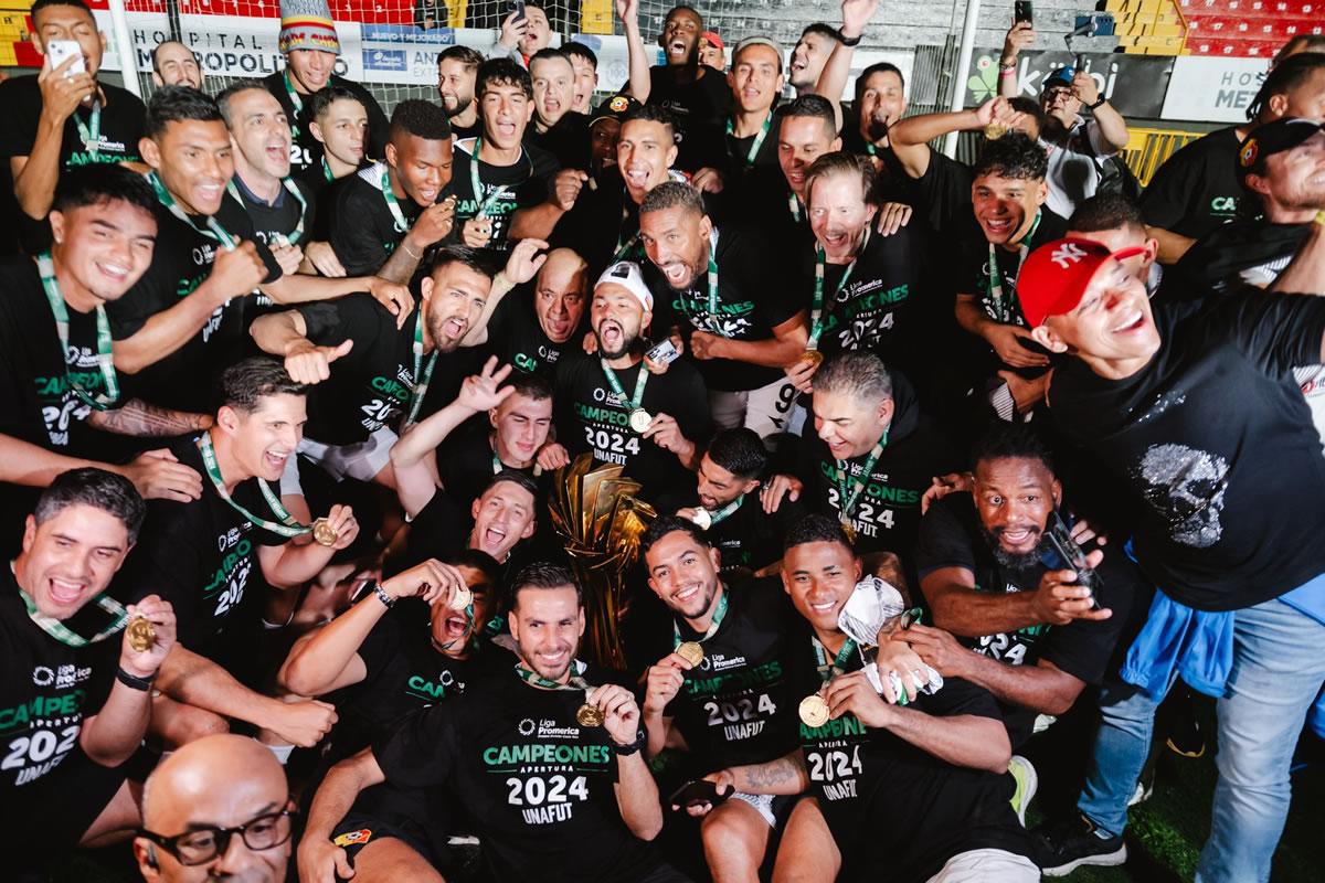 Los jugadores del Herediano recibió el premio en otro lugar y no en el escenario que se había preparado, pero se destruyó en el caos.