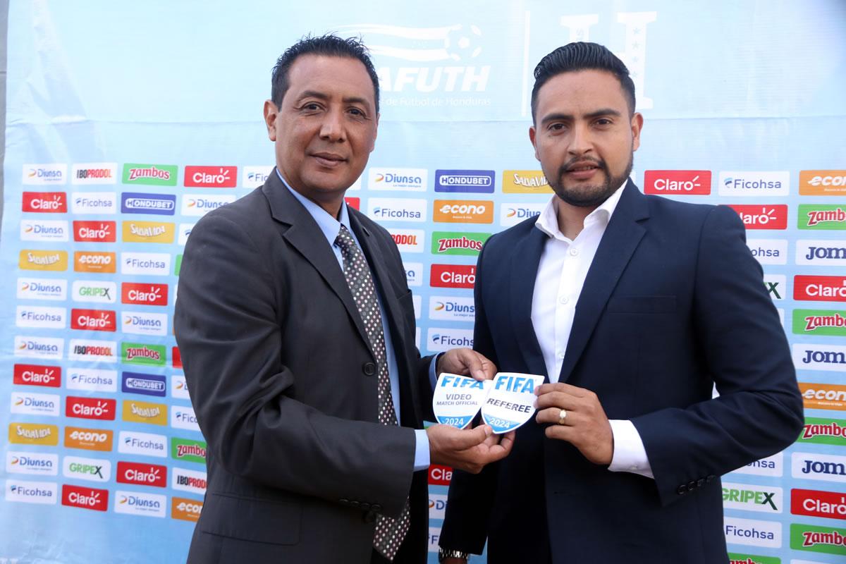 Saíd Martínez recibió un nuevo gafete de la FIFA.