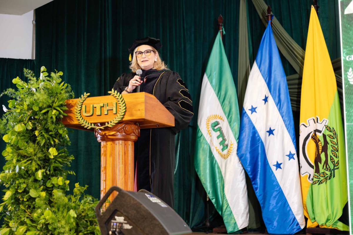 Fotos: La UTH celebra graduación a 332 nuevos profesionales
