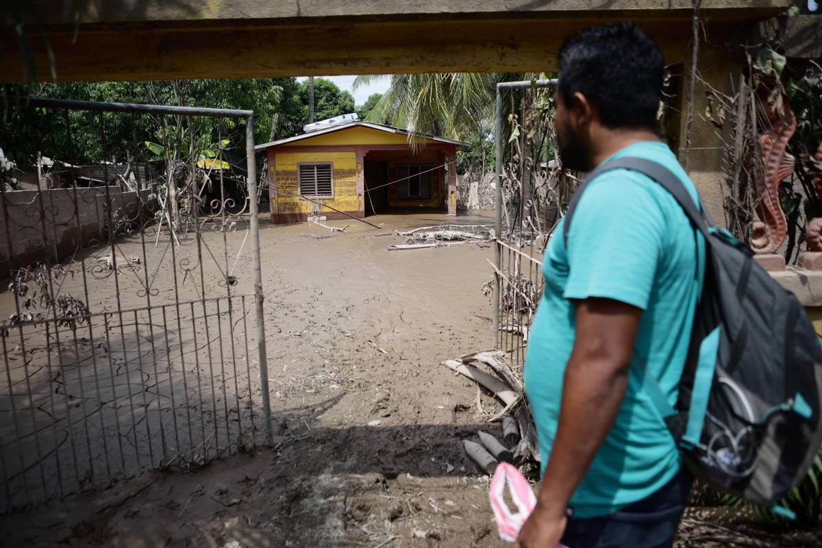 Las casas en esa zona están llenas de lodo y sus dueños han comenzado a limpiarlas.