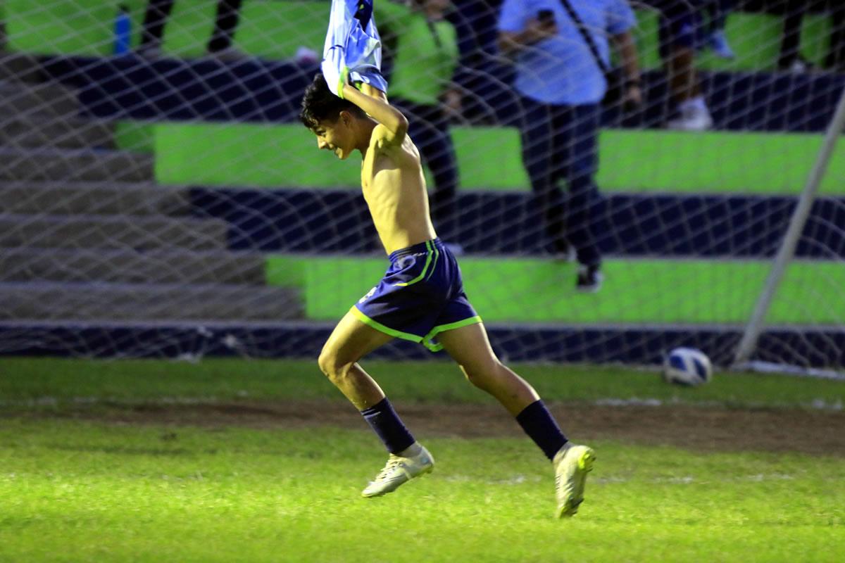 El joven Carlos Martínez celebrando su golazo para la victoria de Santa María del Valle.