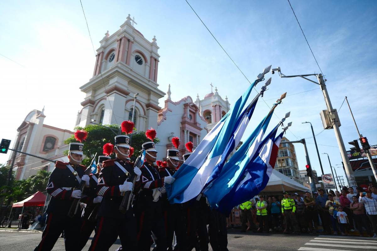 Desfiles llenan de ritmo y civismo las calles de San Pedro Sula