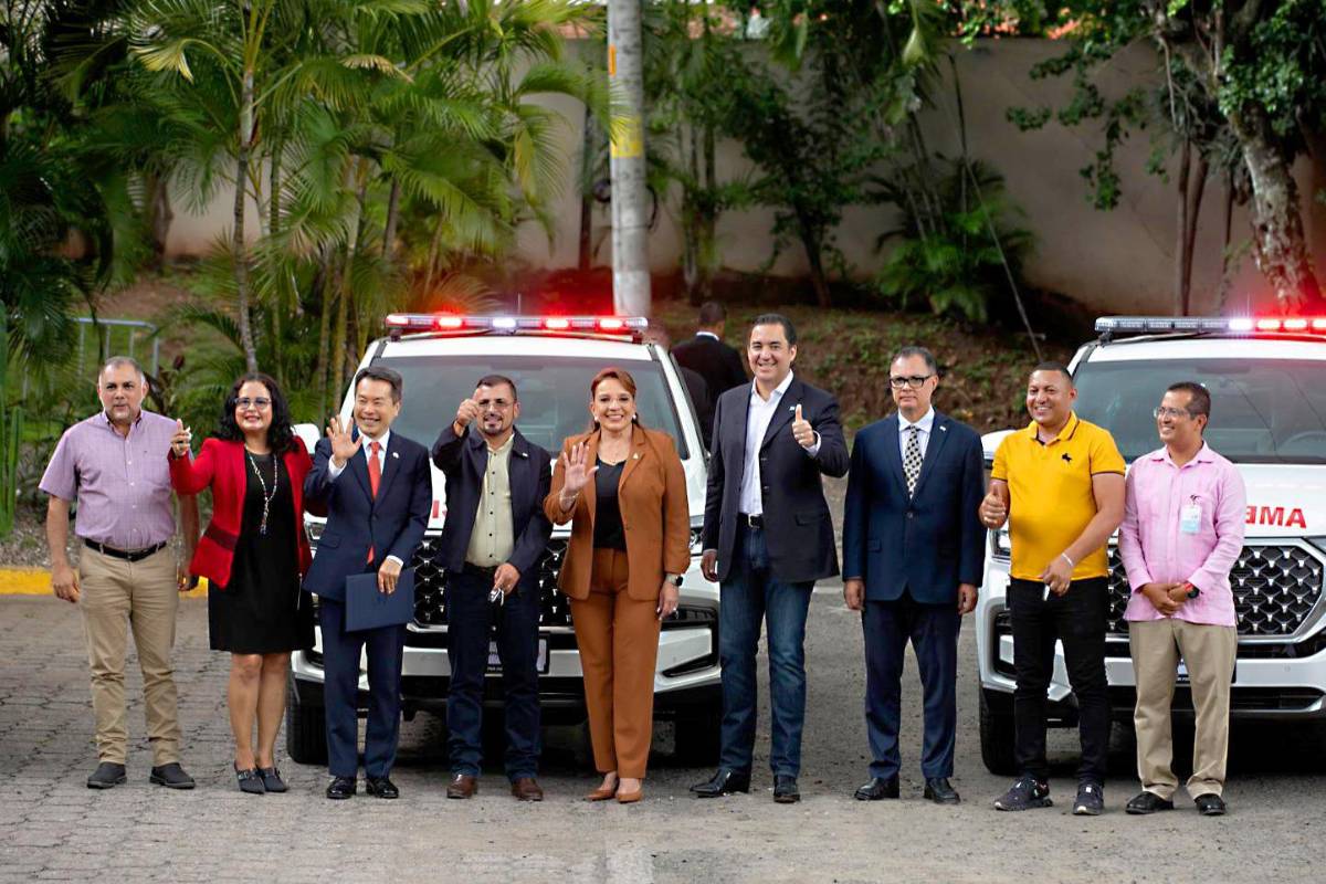 Autoridades durante la entrega de las ambulancias en Casa Presidencial en Tegucigalpa.