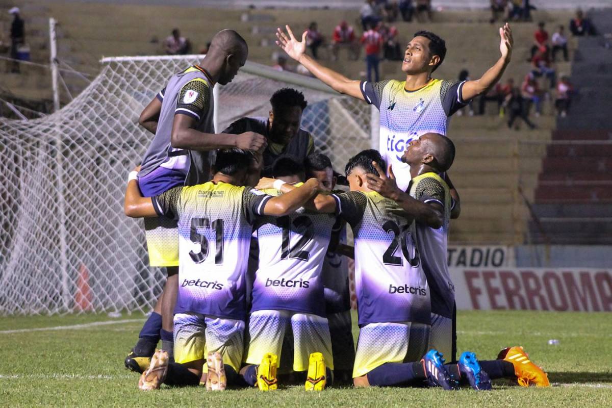 Así festejaron los jugadores del Honduras Progreso el gol de Jhan Carlo Mora.