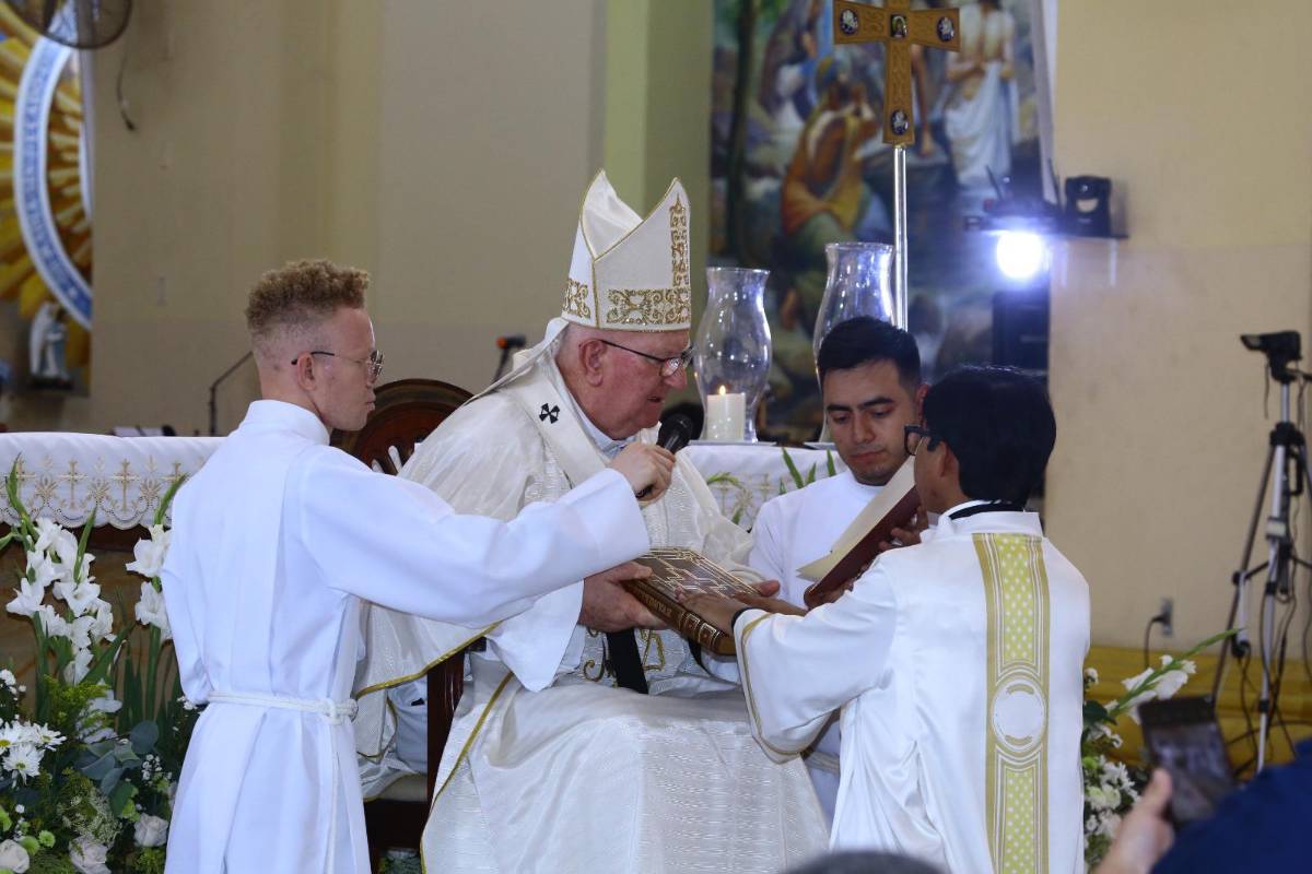 Iglesia Católica ordena a tres nuevos diáconos