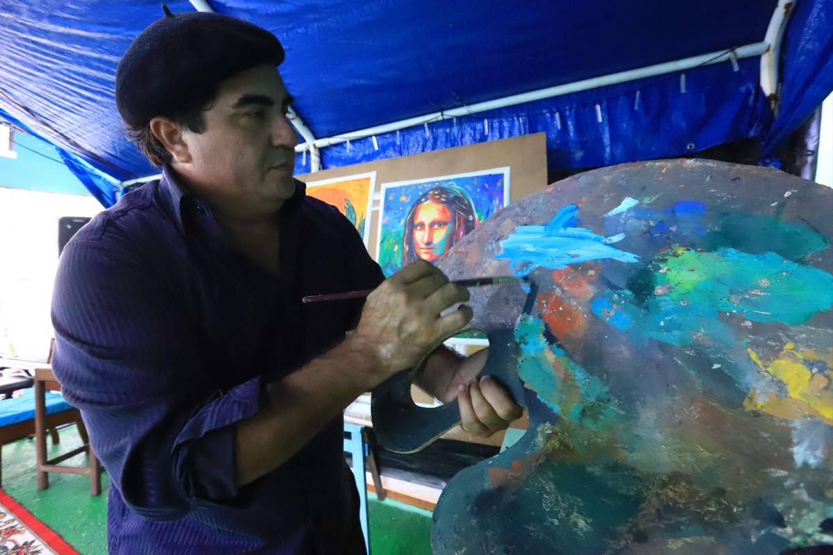 TALENTO. El artista hondureño disfruta trabajar en sus pinturas.