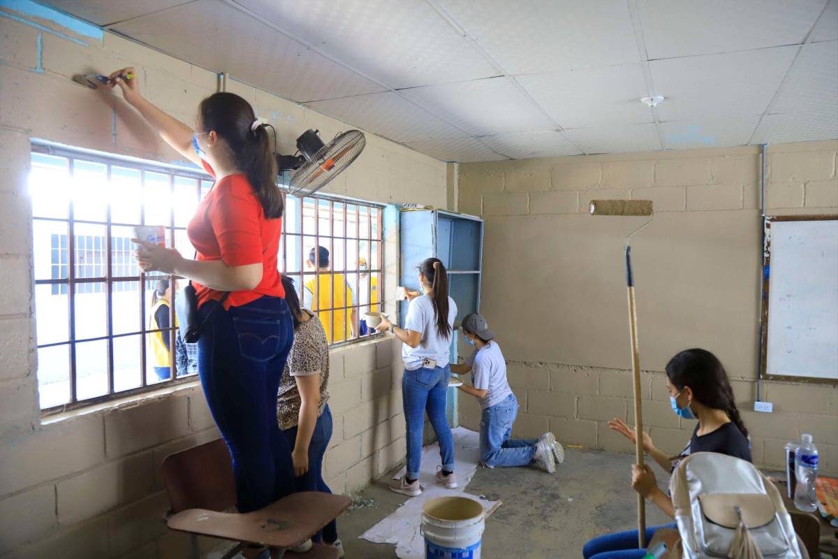 Emoción en entrega de las primeras ayudas a escuelas de Chamelecón
