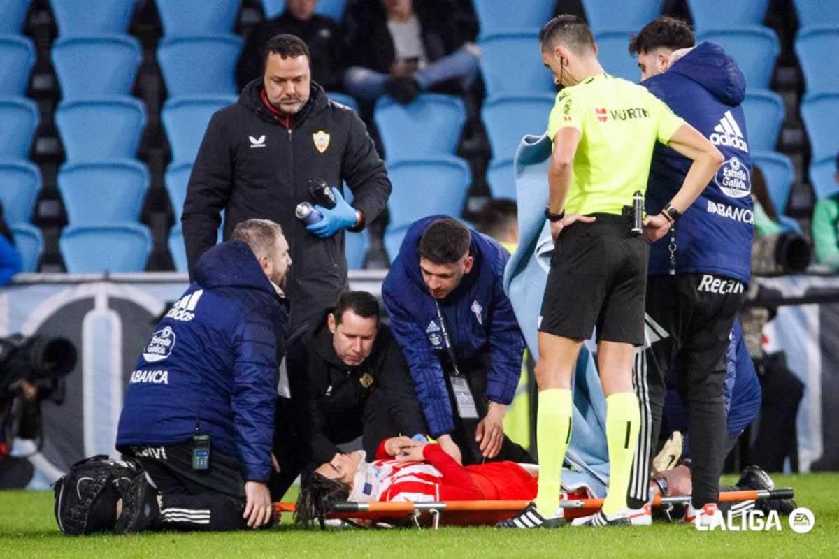 El argentino Luka Romero se retiró del campo en camilla después del duro golpe.