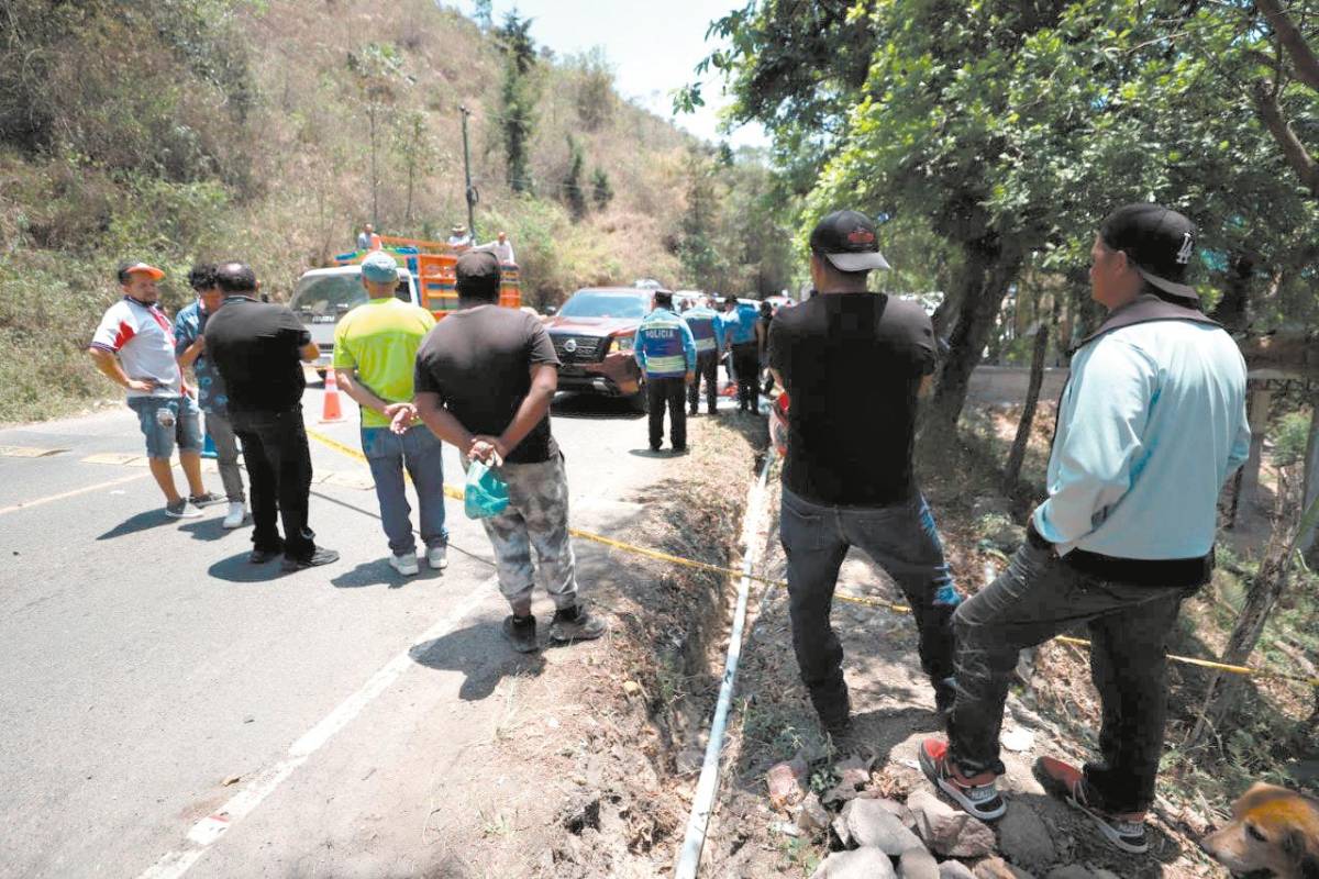 Hombre pide jalón, se cae y muere aplastado